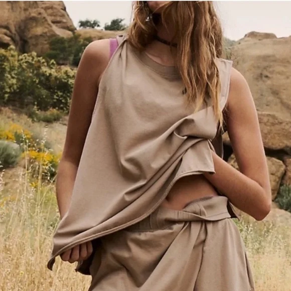 ☀️(A359) NEW Hot Shot Relaxed Sleeveless Top. Tan. Size: Medium - Picture 14 of 14